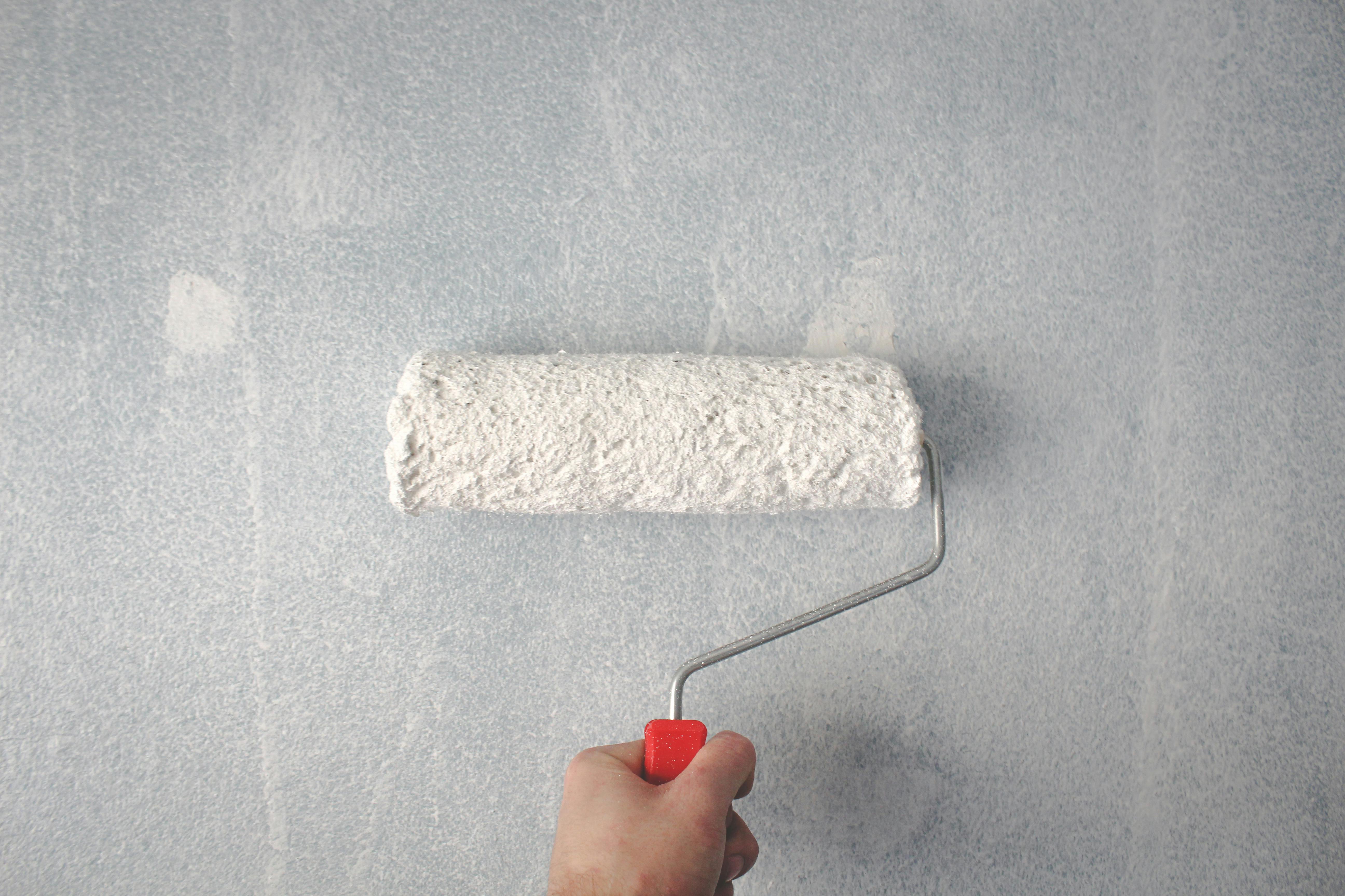 Pintor profissional em obra